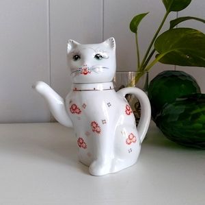 Vintage Maneki Neko lucky cat tea / creamer pot